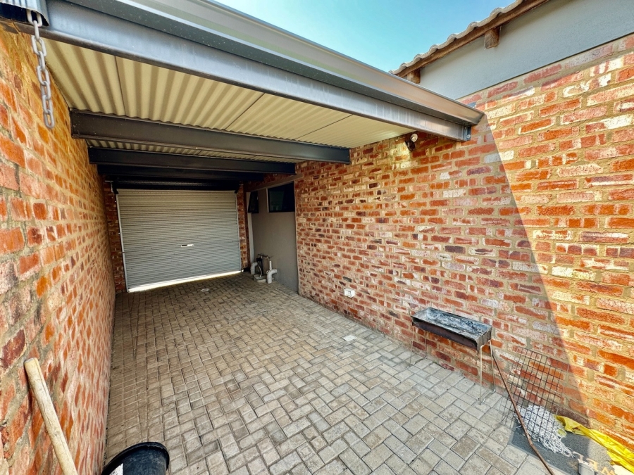 2 Bedroom Property for Sale in Van Der Hoff Park North West